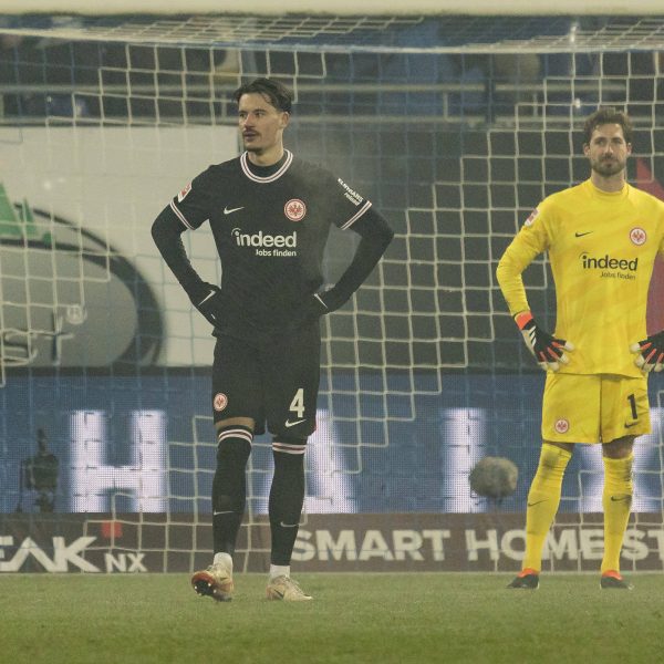 Robin Koch (li.) und Kevin Trapp (re.) sichtlich bedient nach dem Unentschieden in Darmstadt. (Foto: IMAGO / Beautiful Sports)