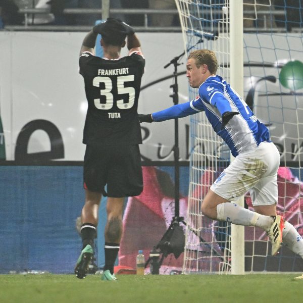  Eintracht-Verteidiger Tuta wusste sofort nach dem entscheidenden Gegentreffer kurz vor Schluss, dass dieses Tor zum Großteil auf seine Kappe geht. Ein eigentlich souveränes Auswärtsspiel haben die Frankfurter völlig unnötig aus der Hand gegeben. (Foto: imago images / Jan Huebner)