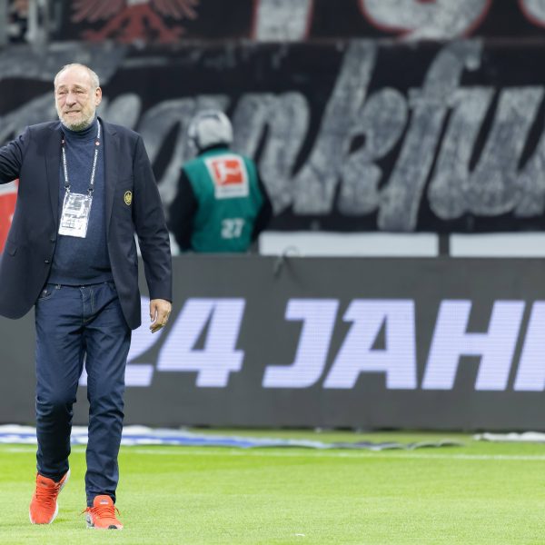  Peter Fischer dankt nach 24 Jahren vor der Eintracht-Kurve ab. (Foto: IMAGO / Kessler-Sportfotografie)