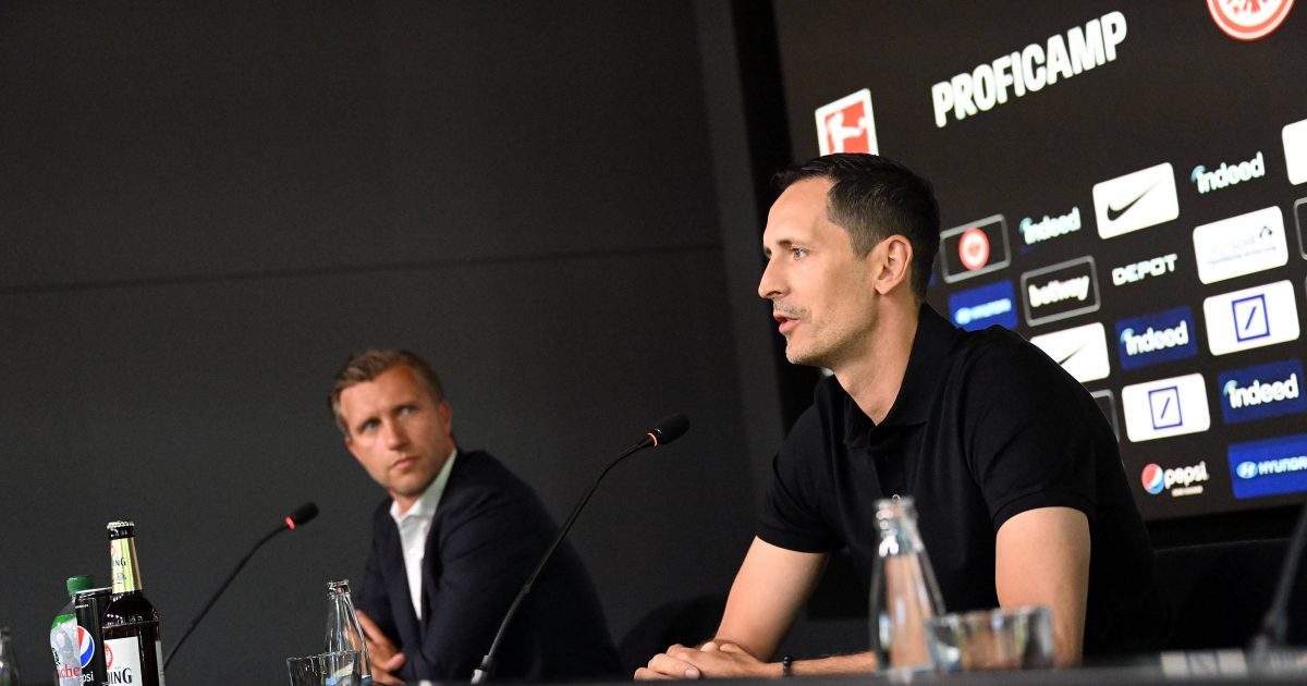  Sportvorstand Markus Krösche und Cheftrainer Dino Toppmöller (v. li.). (Foto: IMAGO / Jan Huebner)