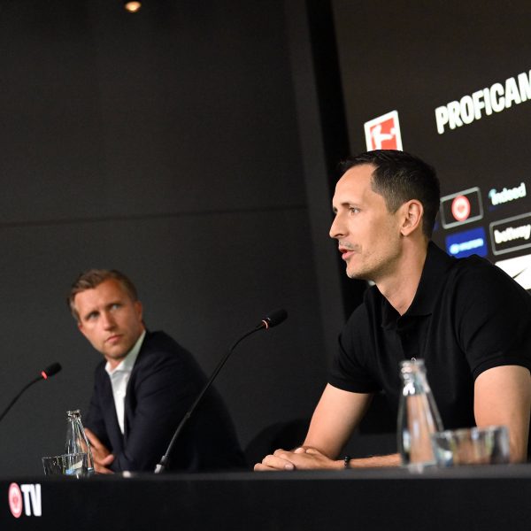  Sportvorstand Markus Krösche und Cheftrainer Dino Toppmöller (v. li.). (Foto: IMAGO / Jan Huebner)