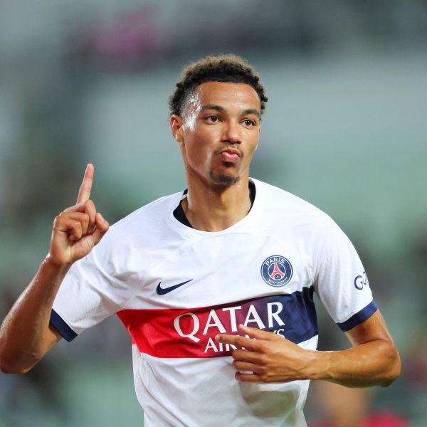  Hugo Ekitiké zeigt die Richtung an, in die es gehen soll: nach oben. (Foto: IMAGO / AFLOSPORT)