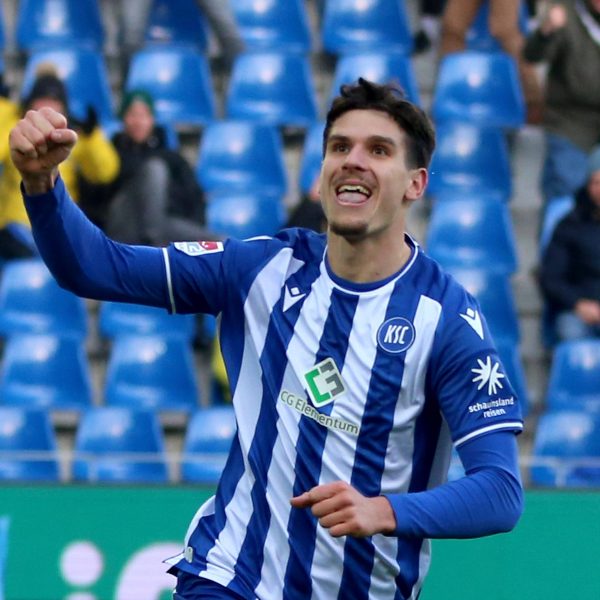  SGE-Leihgabe Igor Matanovic trifft für den KSC am laufenen Band. (Foto: IMAGO / Jan Huebner)