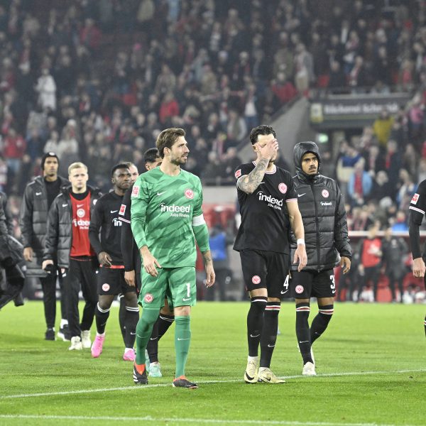  Auch die Führungsspieler um Kevin Trapp, Sebastian Rode, Ellyes Skhiri und Robin Koch konnten die erneut schwache Leistung nicht verhindern. Die SGE sucht nach einem Offensivkonzept und gleichzeitig auch nach der eigenen DNA. (Foto: imago / Sven Simon)
