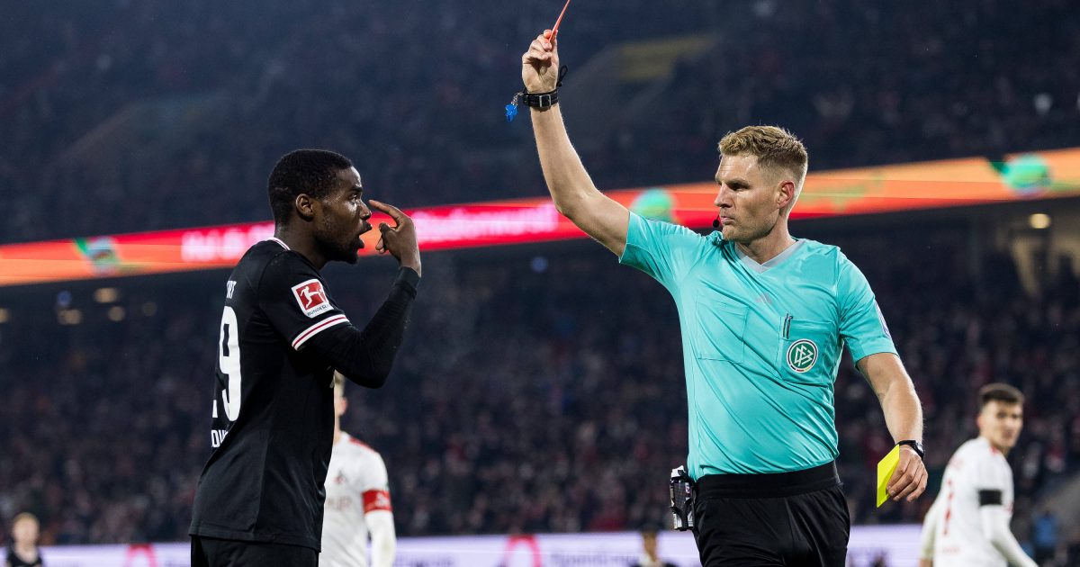  Mit der Roten Karte für Nkounkou nahm das Übel seinen Lauf in Köln (Bild: IMAGO / BeautifulSports)