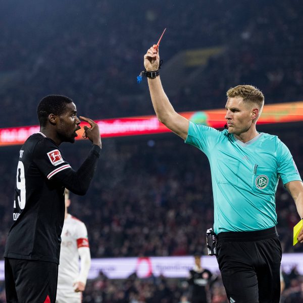  Mit der Roten Karte für Nkounkou nahm das Übel seinen Lauf in Köln (Bild: IMAGO / BeautifulSports)