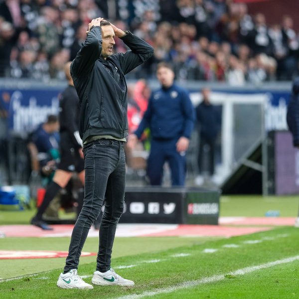  Eintracht-Trainer Dino Toppmöller verzweifelte einmal mehr an seinem eigenen Team. Findet der Coach ausgerechnet in der Conference-League mit seinem Team zurück in die Spur? (Foto: imago / Eibner)