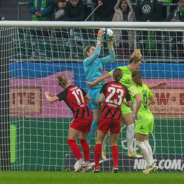  Auch wenn es zunächst nicht danach aussieht: Stina Johannes (blaues Trikot) lässt diesen Ball noch fallen. (Foto: IMAGO / Eibner)