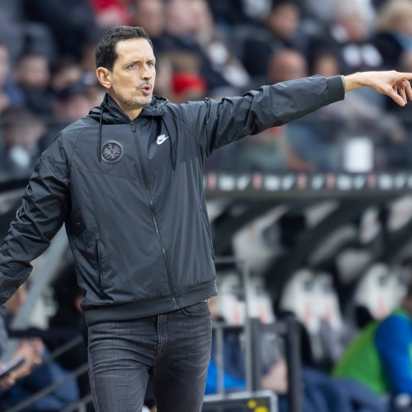  Dino Toppmöller steht bei einigen Fans in der Kritik. (Foto: IMAGO / Kessler-Sportfotografie)