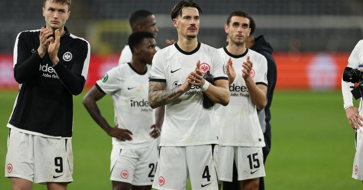 Erneut ratlose und enttäuschte Gesichter bei den Spielern von Eintracht Frankfurt. Nach einer 2:0-Führung mussten die Hessen am Ende noch froh sein, dass sie nicht verloren haben. (Foto: imago / HMB-Media)