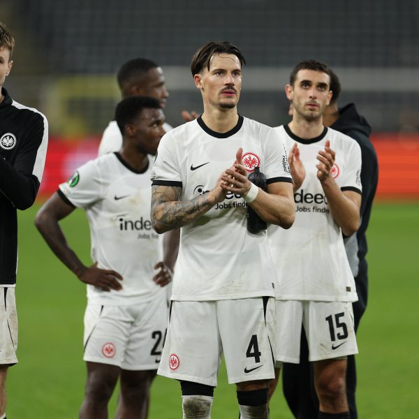  Erneut ratlose und enttäuschte Gesichter bei den Spielern von Eintracht Frankfurt. Nach einer 2:0-Führung mussten die Hessen am Ende noch froh sein, dass sie nicht verloren haben. (Foto: imago / HMB-Media)