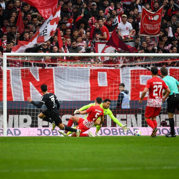  Harter Schlagabtausch nach 45 Minuten in Freiburg.(Foto: Imago / Beautiful Sports)