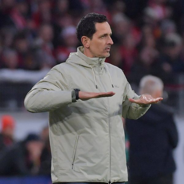  Eintracht-Trainer Dino Toppmöller entschied sich gegen Freiburg bei 3:2-Führung für Sicherheit und wollte das Ergebnis halten. Im Nachhinein hätten seiner Mannschaft wohl offensive Impulse besser geholfen. (Foto: imago / Jan Huebner)