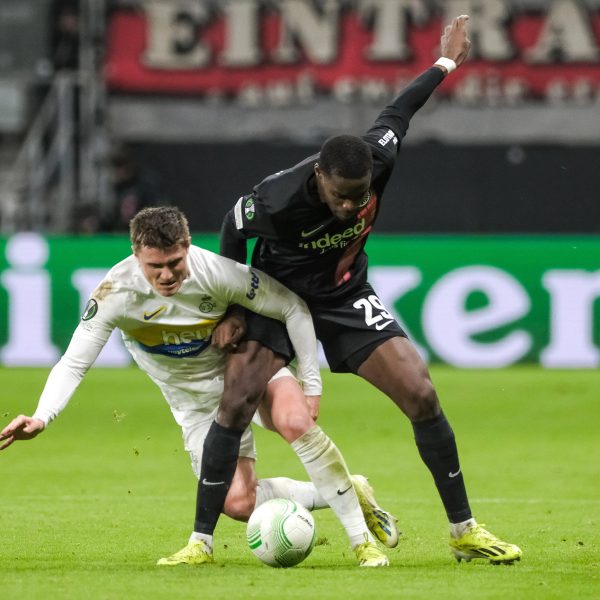  Es wird gekämpft auf nassem Rasen. (Foto: IMAGO / Eibner)