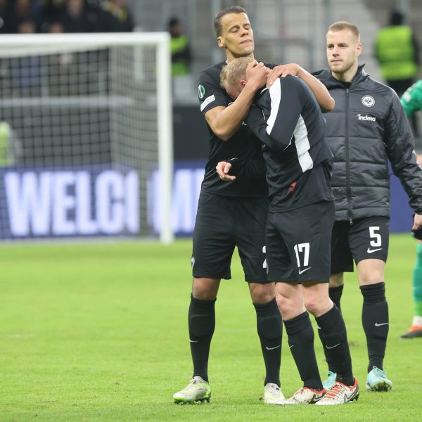  Timothy Chandler tröstet einen enttäuschten Sebastian Rode. (Foto: imago/Rene Schulz)