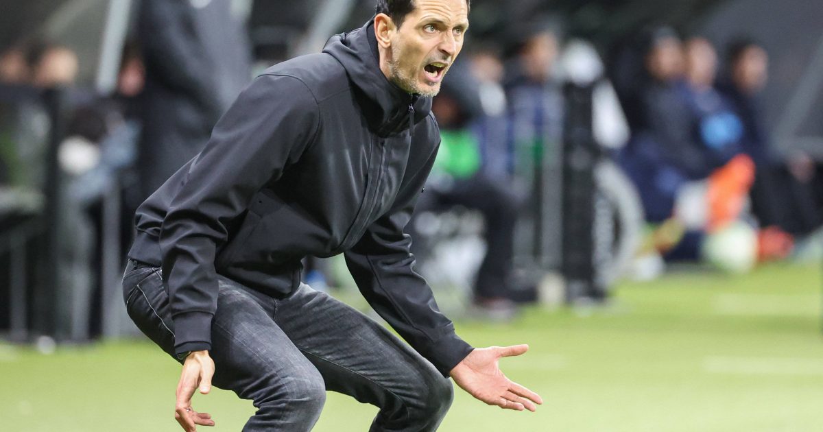  SGE-Trainer Dino Toppmöller versuchte seine Mannschaft nach dem Rückstand noch einmal zu pushen, aber die meisten Maßnahmen verpufften. Auch er wirkte zunehmend rat- und hilflos. (Foto: imago / osnapix)