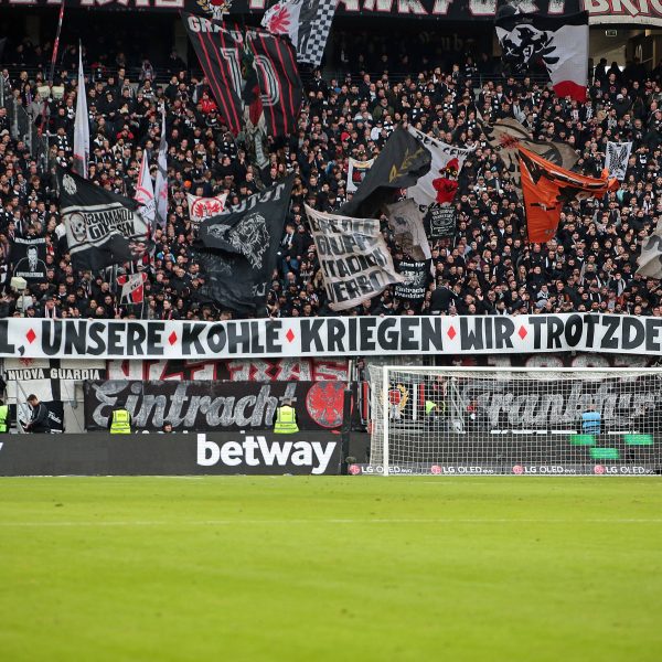  Eintracht-Fans präsentieren gegen Wolfsburg gleich mehrere Banner. (Foto: imago/Jan Huebner)