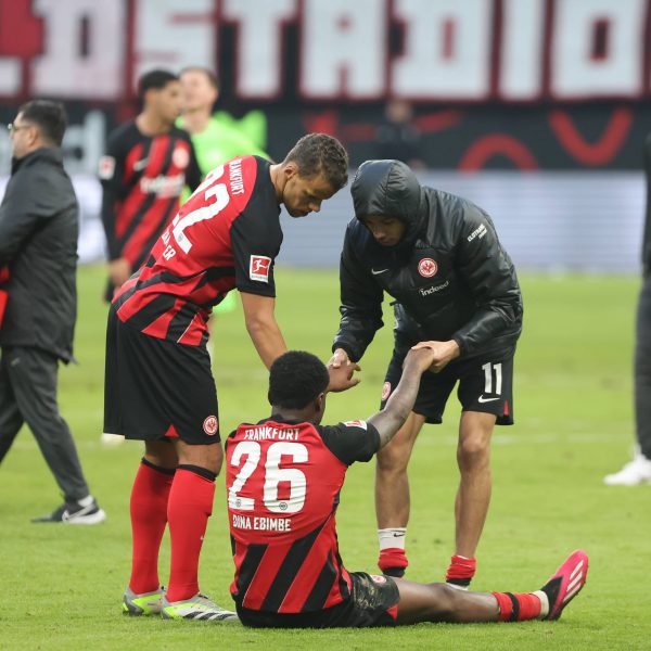  Junior Dina Ebimbe war völlig ausgelaugt nach der Partie gegen Wolfsburg. Der Franzose stand sinnbildlich für eine Eintracht, die definitiv wollte, aber irgendwie nie so richtig konnte. (Foto: IMAGO/ Rene Schulz)