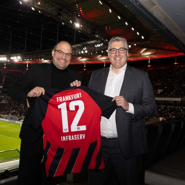  Geschäftsführer von Infraserv Höchst, Dr. Alexander Wagner (li.) und SGE-Vorstandssprecher Axel Hellmann zeigen sich erfreut über die Partnerschaft. (Foto: Eintracht Frankfurt)