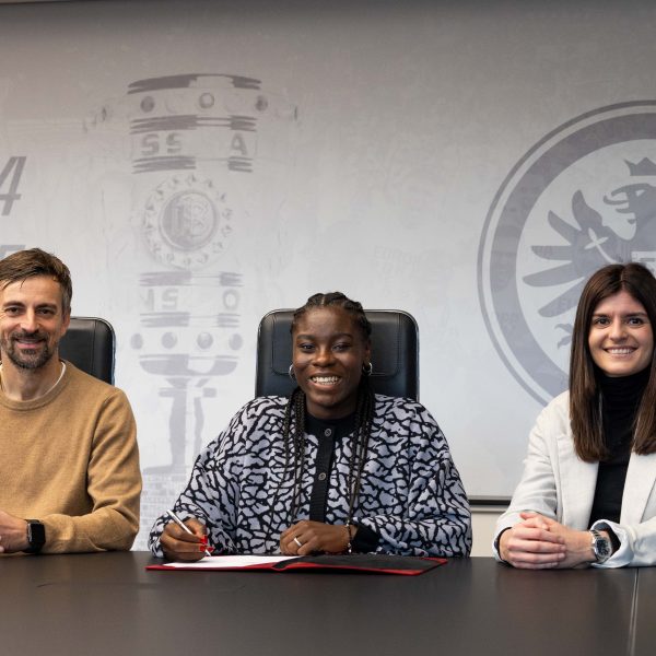  (vl:) Niko Arnautis, Nicole Anyomi und Katharina Kiel bei der Vertragsunterschrift. (Foto: Eintracht Frankfurt)