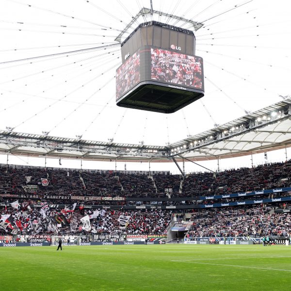  Dauerkartenbesitzer im Mittelrang der ehemaligen Gegengerade waren von der Eintracht eingeladen. (Foto: Heiko Rhode)
