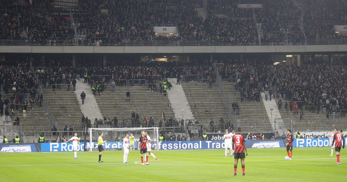  Weite Teile der Frankfurter Kurve blieben beim Stuttgart-Spiel nach den Ausschreitungen leer. (Foto: IMAGO / Pressefoto Baumann)