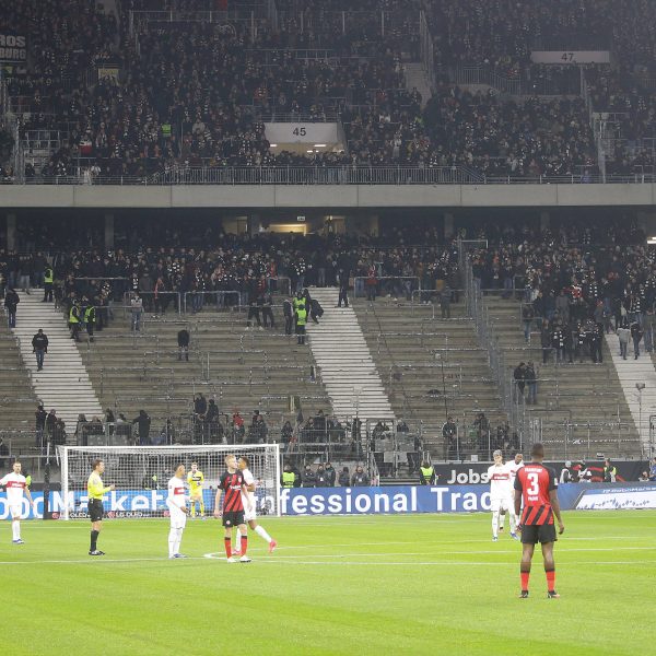  Weite Teile der Frankfurter Kurve blieben beim Stuttgart-Spiel nach den Ausschreitungen leer. (Foto: IMAGO / Pressefoto Baumann)