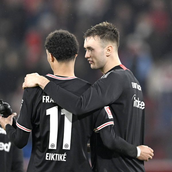  Eine Doppelspitze aus Ekitiké und Kalajdzic war leider nur ein erhoffter Traum in Frankfurt. (Bild: IMAGO / Sven Simon)