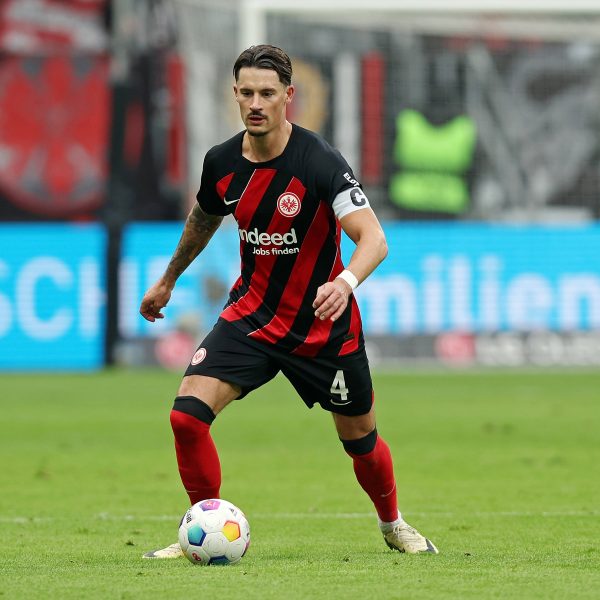  Ein Sinnbild seines rasanten Aufstieges: Robin Koch mit der Kapitänsbinde (Foto: IMAGO / Jan Huebner)