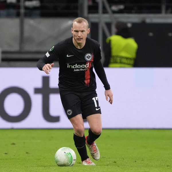  Kapitän Sebastian Rode will alles geben, um nochmal für die Eintracht auf dem Platz zu stehen. (Foto: IMAGO / Schüler)