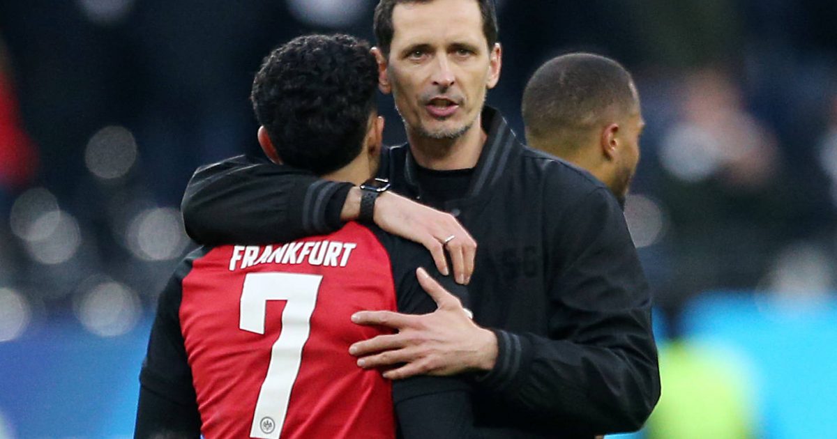  Dino Toppmöller mit seinem Top-Scorer Omar Marmoush. (Foto: IMAGO / Thomas Frey)