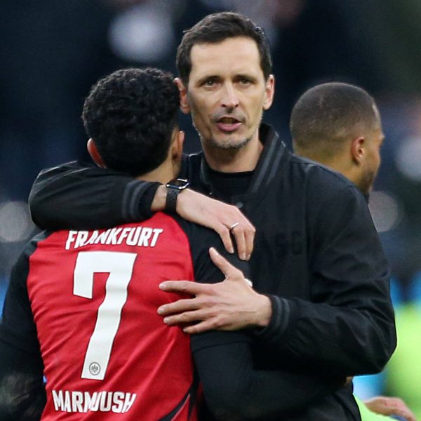  Dino Toppmöller mit seinem Top-Scorer Omar Marmoush. (Foto: IMAGO / Thomas Frey)