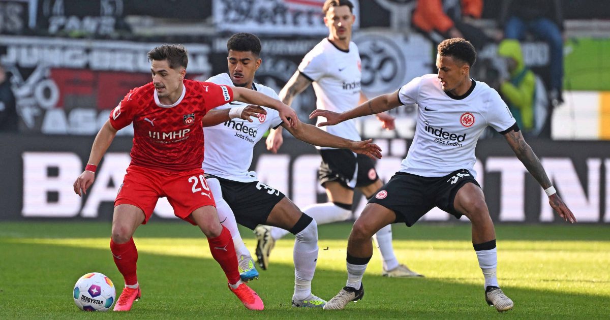  In einer umkämpften Partie hatte Ansgar Knauff (li.) das 3:1 auf dem Fuß. (Foto: IMAGO / Jan Huebner)