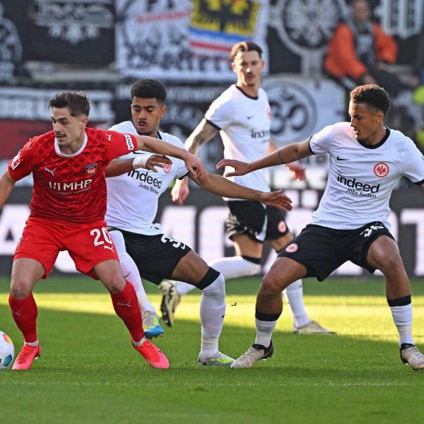  In einer umkämpften Partie hatte Ansgar Knauff (li.) das 3:1 auf dem Fuß. (Foto: IMAGO / Jan Huebner)