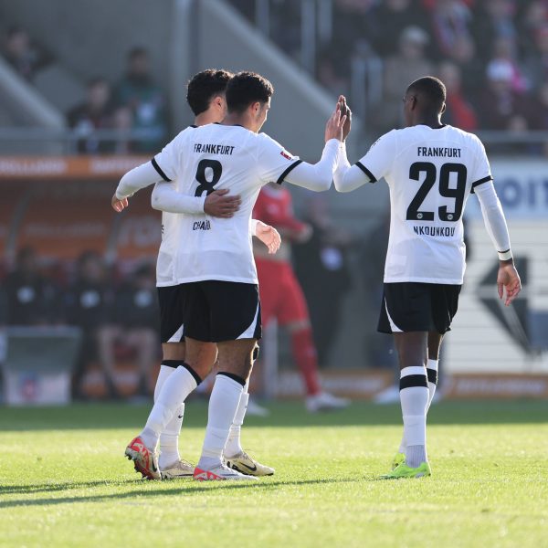  Niels Nkounkou (re.), Farès Chaibi und Omar Marmosuh bejubeln das Eigentor der Heidenheimer. (Foto: IMAGO / HMB-Media)