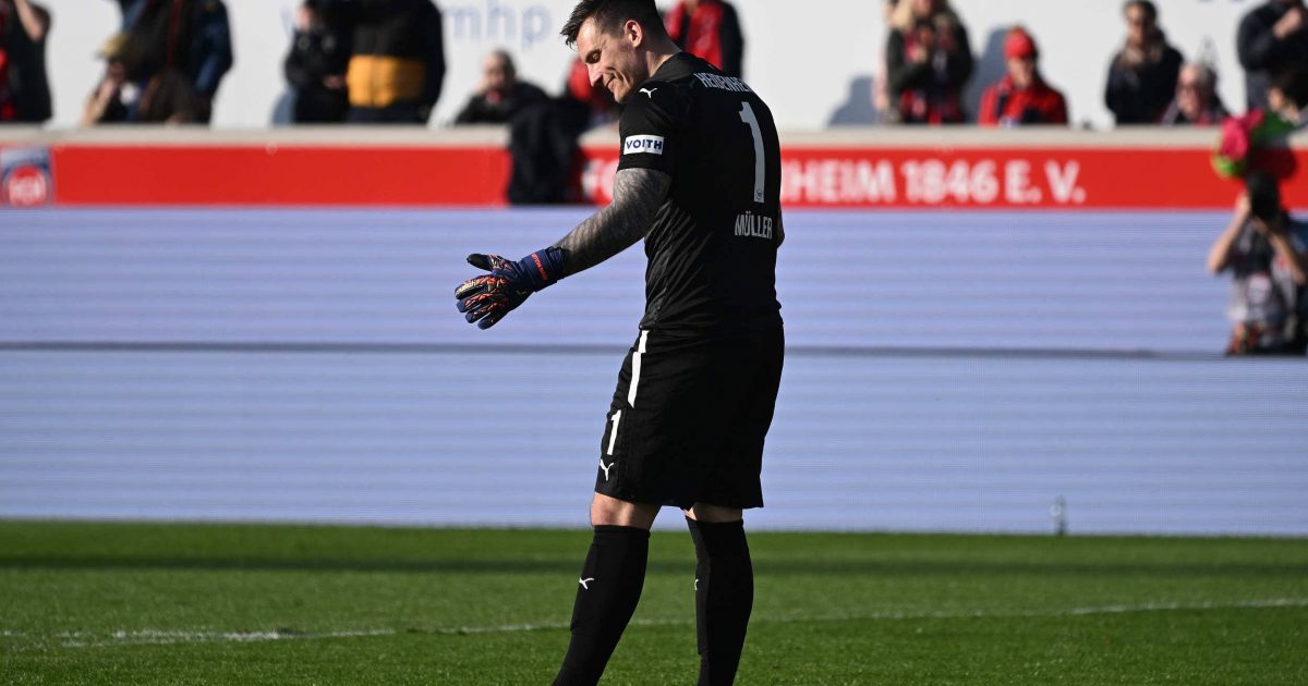 Kevin Müller schaut auf den Maulwürfenhügel auf dem Platz, der zum 1:0 der SGE führte. (Foto: imago/Jan Huebner)