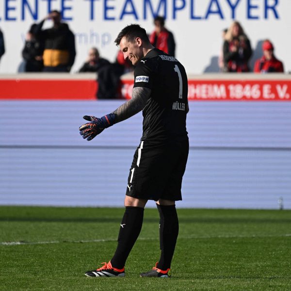  Kevin Müller schaut auf den Maulwürfenhügel auf dem Platz, der zum 1:0 der SGE führte. (Foto: imago/Jan Huebner)