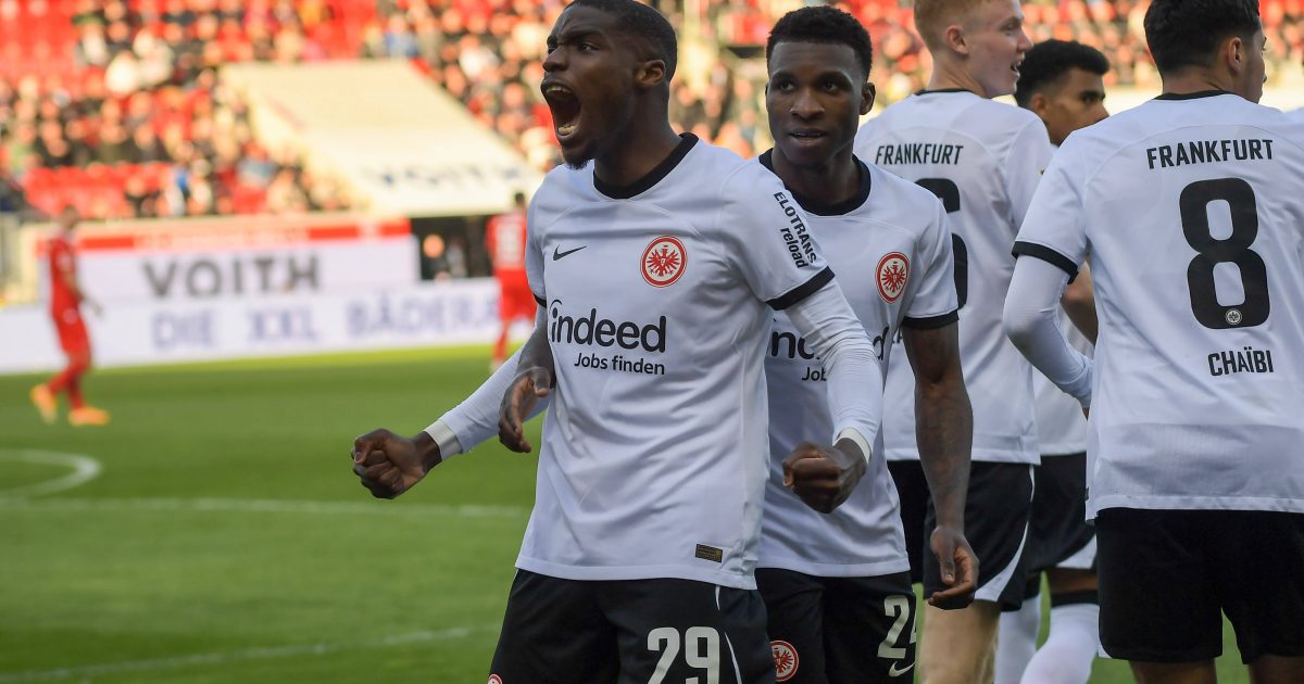  Niel Nkounkou (li.) bejubelt sein wichtiges Tor zur zwischenzeitlichen 2:0-Führung. (Foto: IMAGO / Jan Huebner)