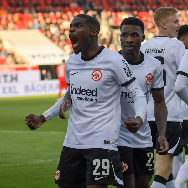  Niel Nkounkou (li.) bejubelt sein wichtiges Tor zur zwischenzeitlichen 2:0-Führung. (Foto: IMAGO / Jan Huebner)