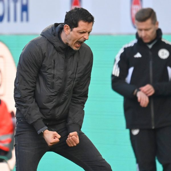  Der zuletzt stark in der Kritik stehende Eintracht-Trainer Dino Toppmöller fiel eine große Last von den Schultern. Der Sieg in Heidenheim verschafft dem Coach etwas Ruhe. (Foto: IMAGO / Sven Simon)