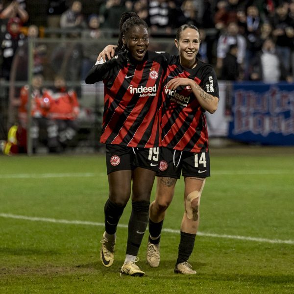  Nicole Anyomi und Géraldine Reuteler (v. li.) feiern den Einzug ins Halbfinale. (Foto: IMAGO / Beautiful Sports)