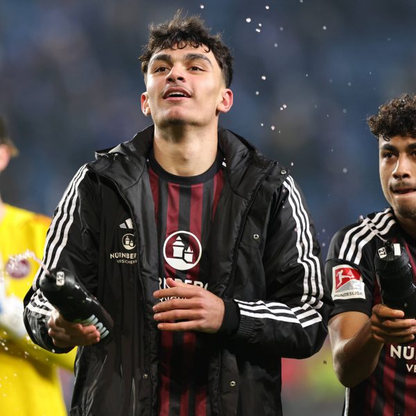  Can Uzun und Nathaniel Brown spielen wohl auch kommende Saison im gleichen Trikot. (Foto: IMAGO / Zink)