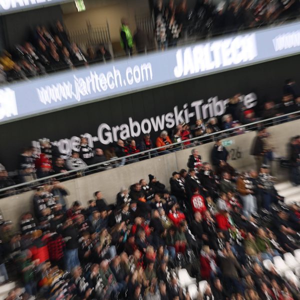  Teilen der Fans auf der Jürgen-Grabowski-Tribüne stehen Änderungen hervor (Foto: IMAGO / HMB-Media)
