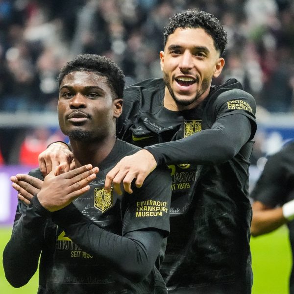  Junior Dina Ebimbe und Omar Marmoush (v. li.) beim Jubel nach dem 2:1. (Foto: IMAGO / Schüler)