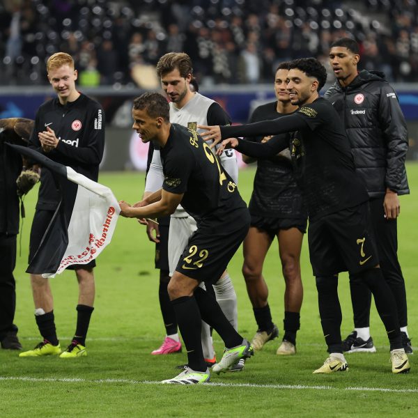  Endlich wieder Grund zum Feiern im Waldstadion. Neben dem 125-Jährigen Geburtstag war auch die gezeigte Leistung endlich wieder ein Grund zur Freude. Urgestein Timothy Chandler schnappte sich eine Fahne der Choreo der Fans und feierte den Sieg gewohnt ausgiebig. (Foto: imago images / HMB-Media)
