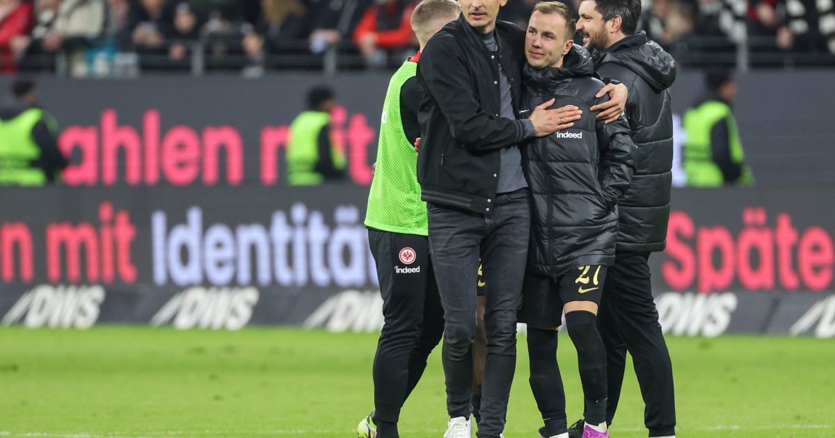  Dino Toppmöller gemeinsam mit seinem Matchwinner Mario Götze. (Foto: IMAGO / osnapix)