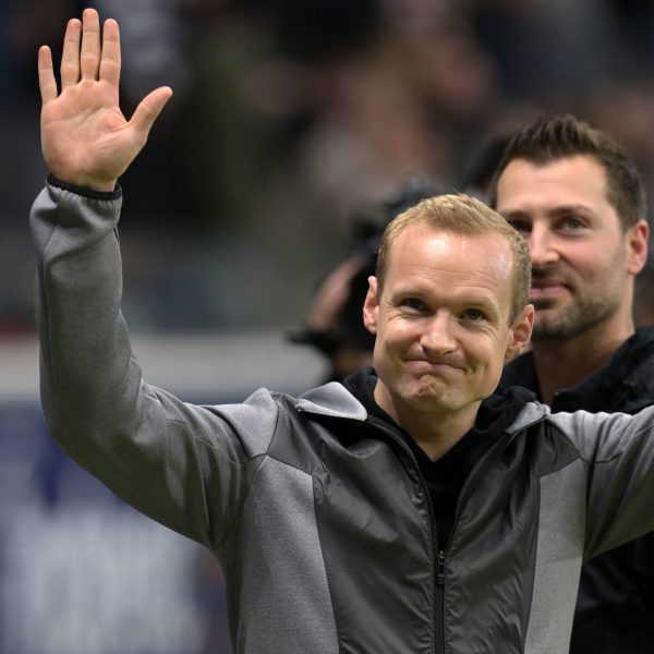  Sebastian Rode bedankte ich bei den Fans. (Foto: IMAGO / HJS)