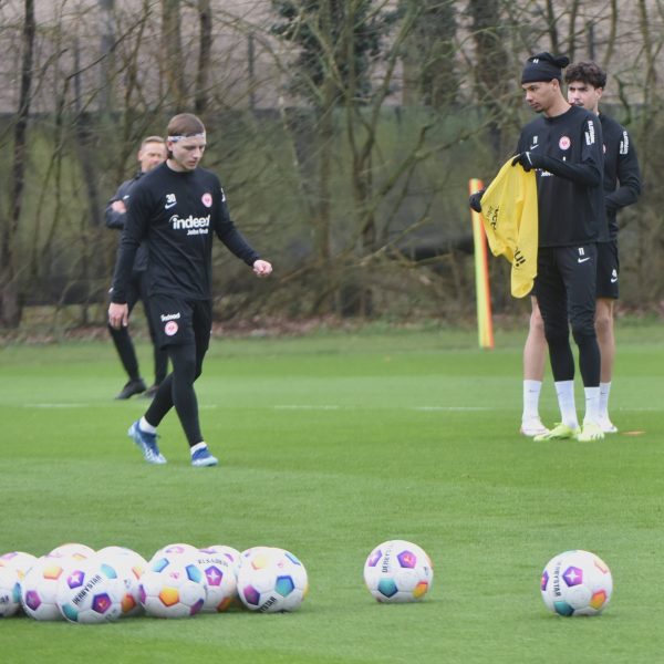  Nacho Ferri, rechts hinter Hugo Ekitike, ist zurück im Eintracht-Training. Auch Marco Mladenovic übte mit. (Foto: imago/Hartenfelser)