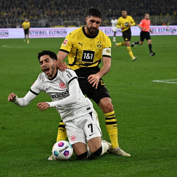  Omar Marmoush ist häufig Opfer von Foulspielen. (Foto: IMAGO / Jan Huebner)