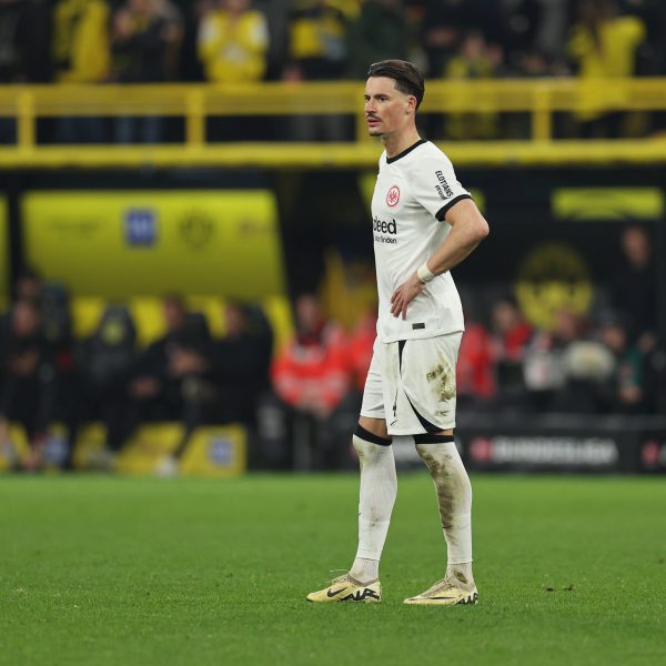  Die Defensive um Robin Koch konnte die Niederlage in der Schlussphase nicht verhindern. (Foto: IMAGO / HMB-Media)